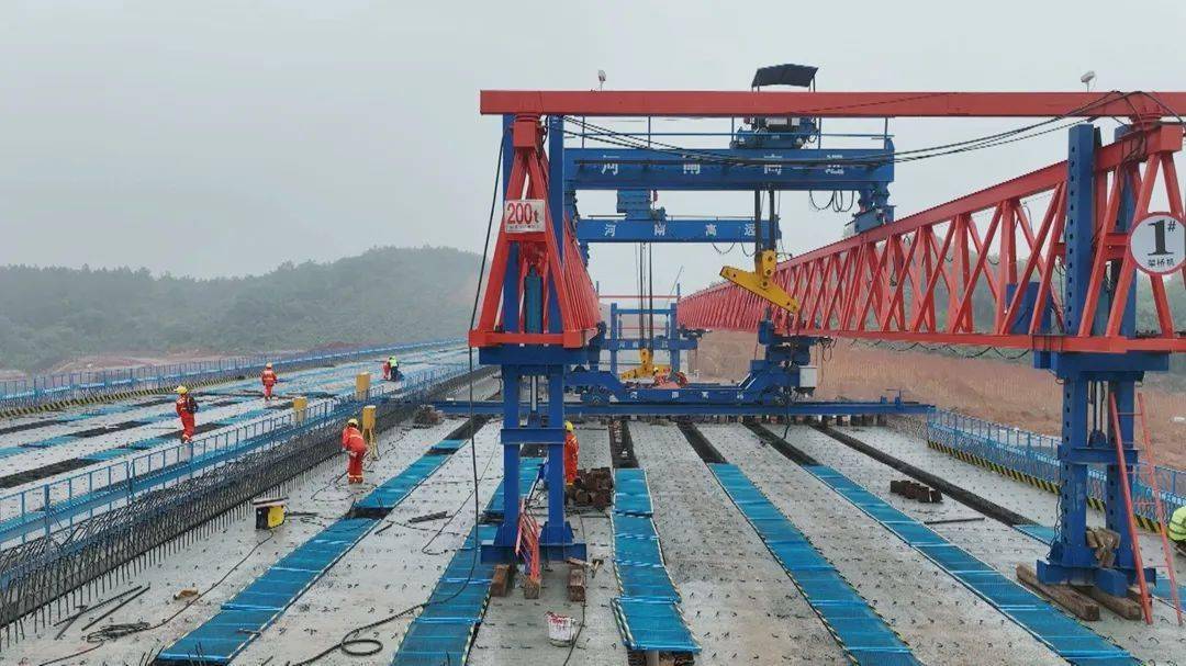 茶常高速安仁段:施工人员坚守一线 全力保障项目进展_主线桥_大通道