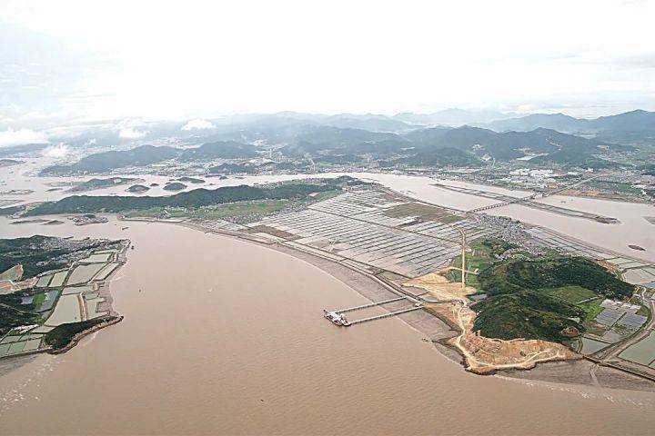 以舟山长峙岛的如心小镇为例,14年前,绿城接受舟山市政府邀请,参与