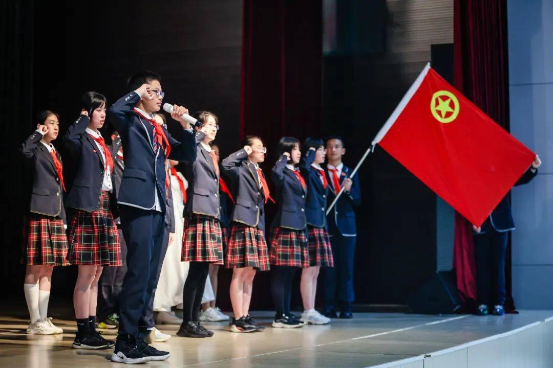 宁波市惠贞书院新一批团员在父母和老师的见证下,正式地成为了一名