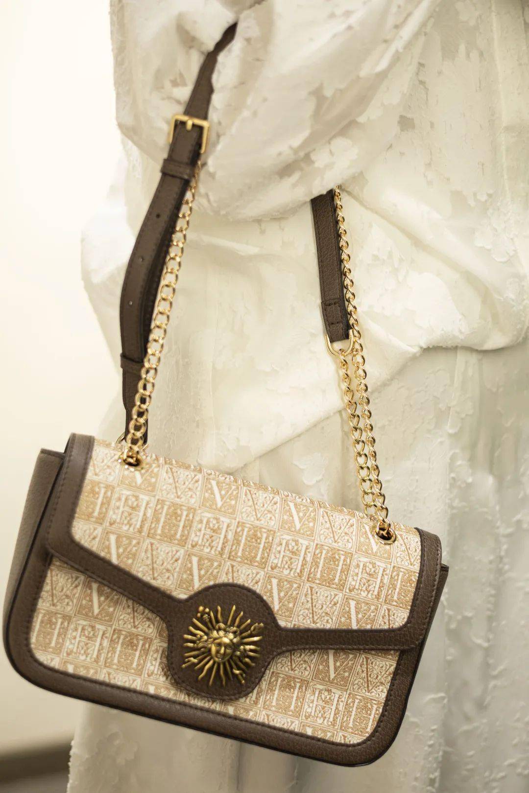 背上它感觉行走在巴黎香榭大街有木有!