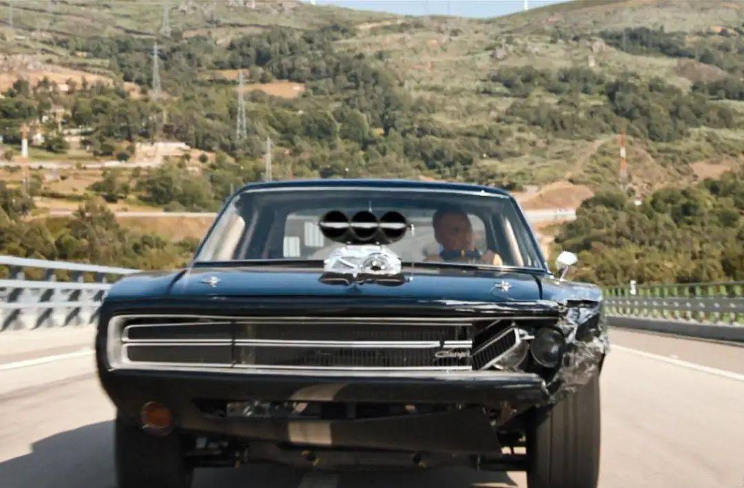 早在2001年的《速激1》中,多姆便向观众展示了他与父亲共同改装的900