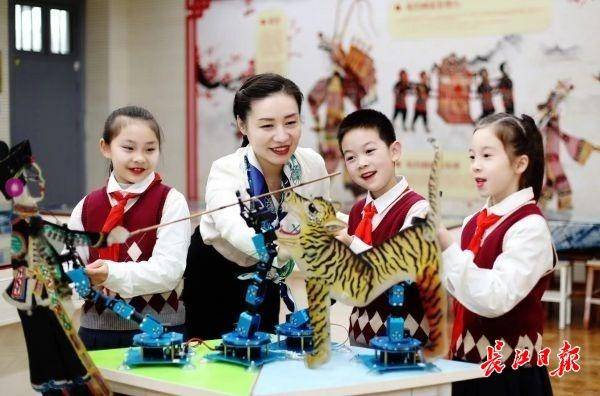 5月4日清晨8时,五一小长假过后,光谷十五小校长李惠在校门口迎接欢