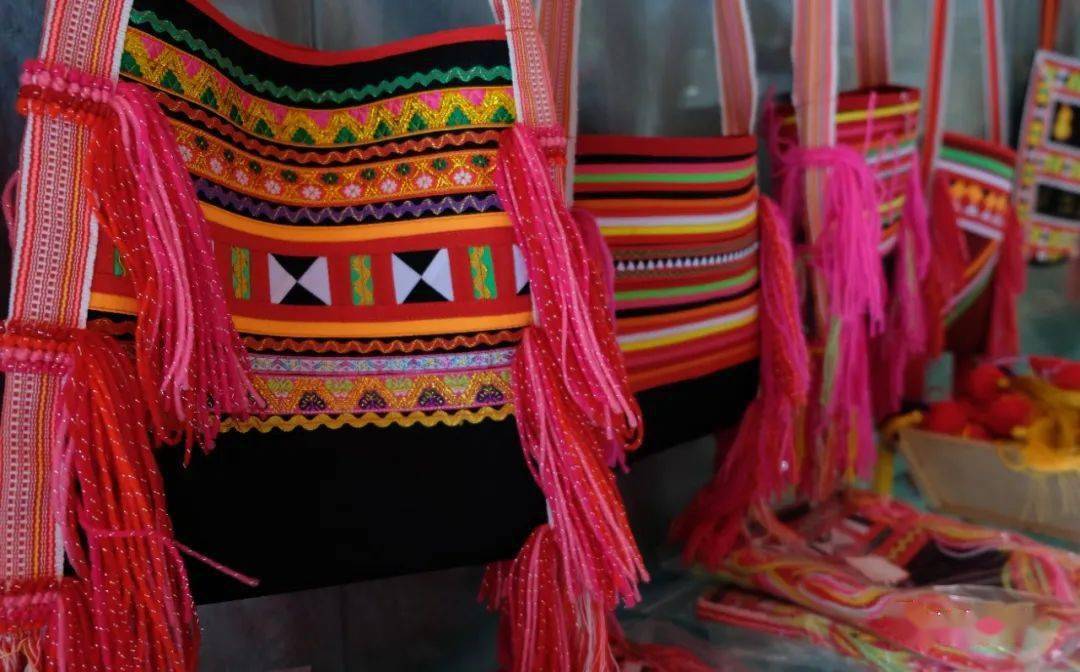 拉祜手提包,挎包拉祜族伴手礼,独具民族特色,不同的花色,不同的图案