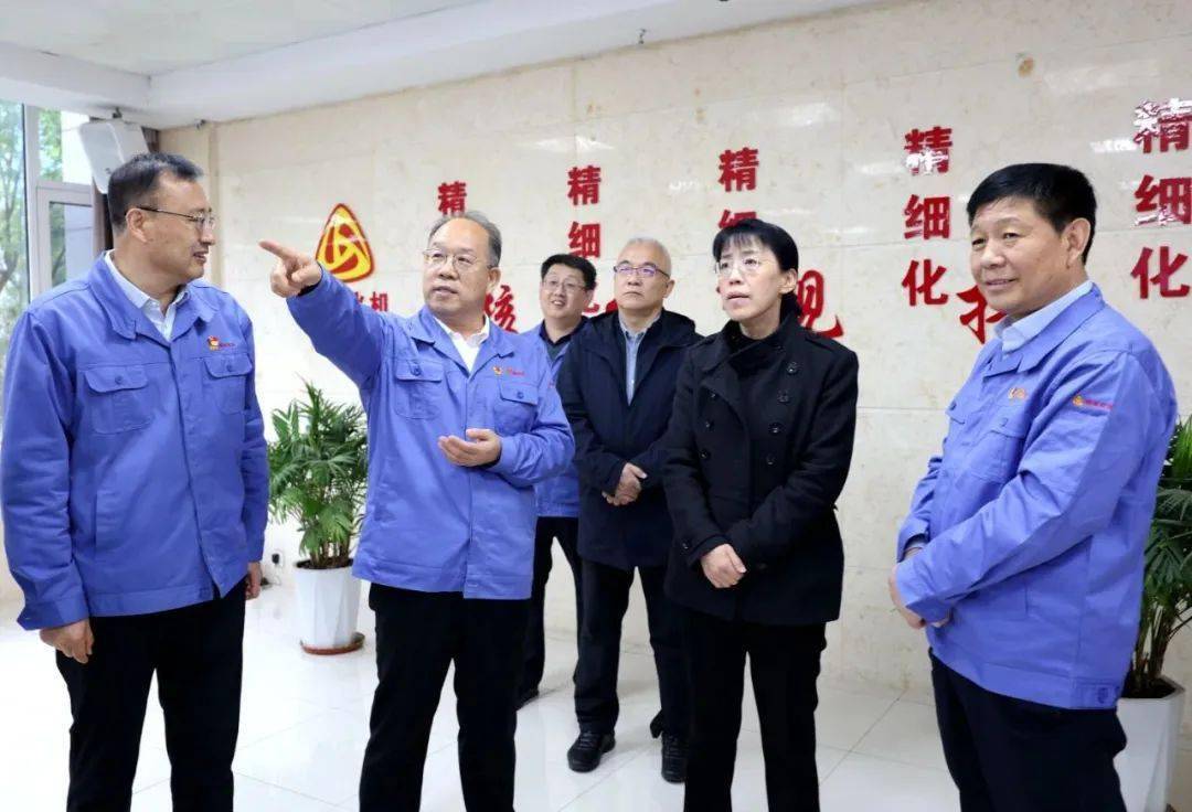 5月4日,山西省副省长赵红严(右二)到潞安化工集团