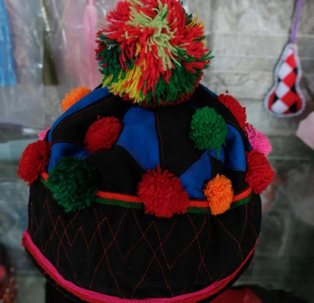 拉祜帽,头饰双江拉祜族将日常生活用品结合拉祜文化元素的灵感,制作出