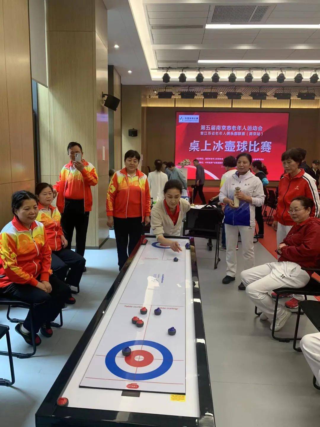 南京市栖霞区老年体协桌上冰壶球队获市赛冠军_比赛_进行_秦淮区