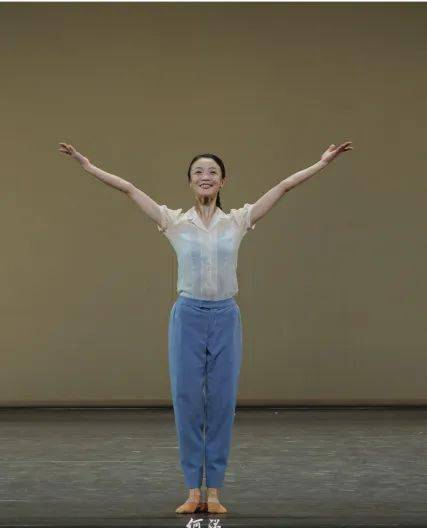 刘丽莎日复一日的坚持赢得了台上台下所有人的掌声与喝彩,承接着舞蹈