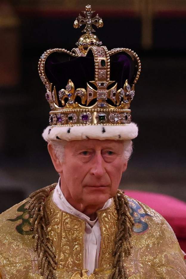 加冕仪式上,英国国王查尔斯三世戴上王冠