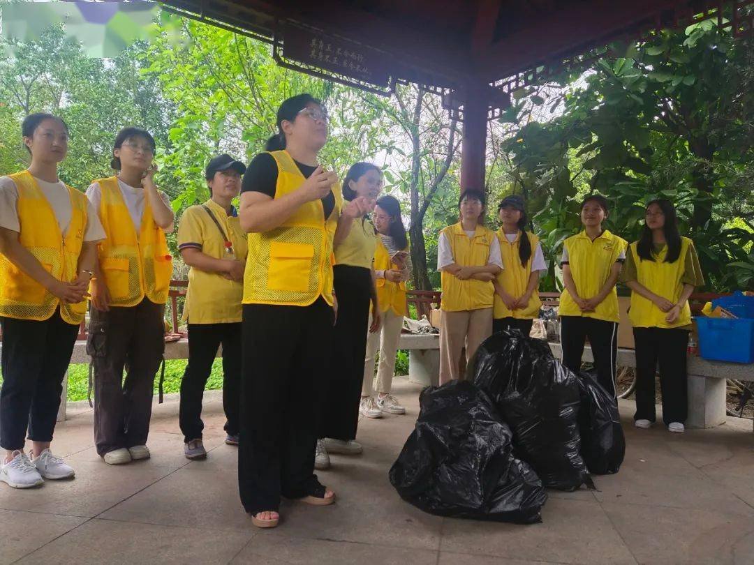 美化家园,低碳环保—青少年活动中心家长志愿服务队