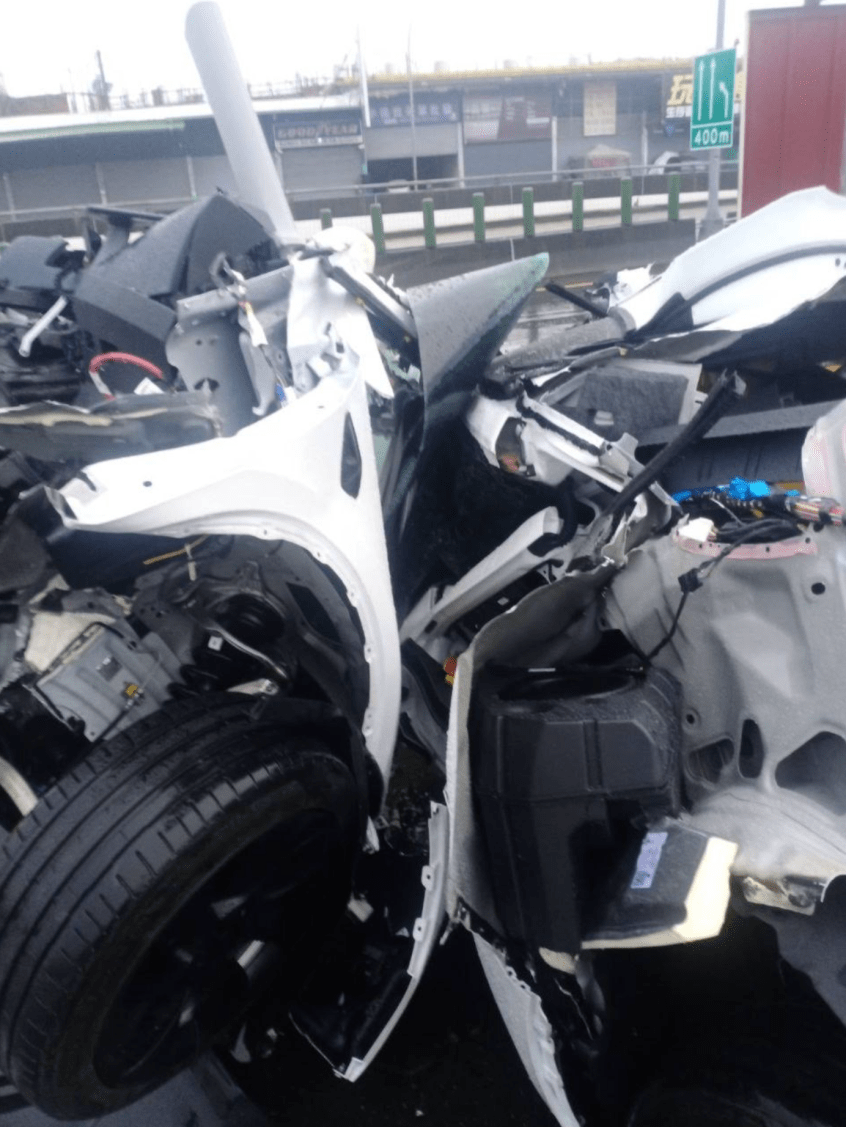 台湾特斯拉严重事故 司机酒驾2人死亡 车辆当场解体