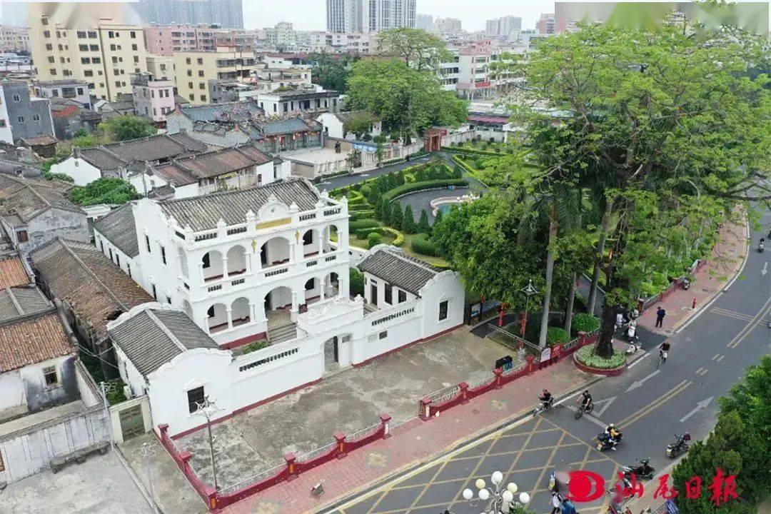 彭湃故居和红宫红场相距不远,同属海丰红宫红场旧址·彭湃烈士故居