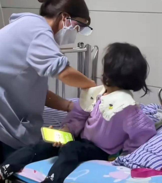 湖南男子带继子去医院偶遇前妻，独自照顾女儿瞬间后悔：不该离婚