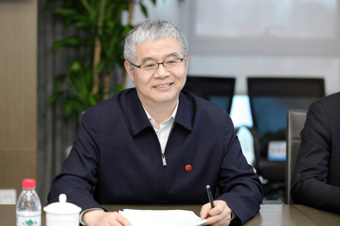 龙芯中科董事长 胡伟武在双方领导的见证下,龙芯中科副总裁张戈和中原