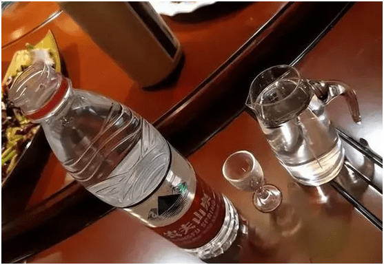 酒桌上,看到拿吸管的人要注意,表面不起眼,实则都是"老江湖"_茅台