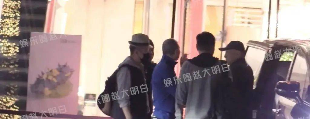 京圈大佬聚会，冯小刚刘震云推杯问盏，韩三平疑不愉快，张国立走路不稳！-冯小刚京圈大佬饭局