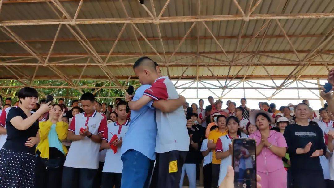 为教育增爱——芒市这两所学校用心用情开展家校共育活动_江东_进行