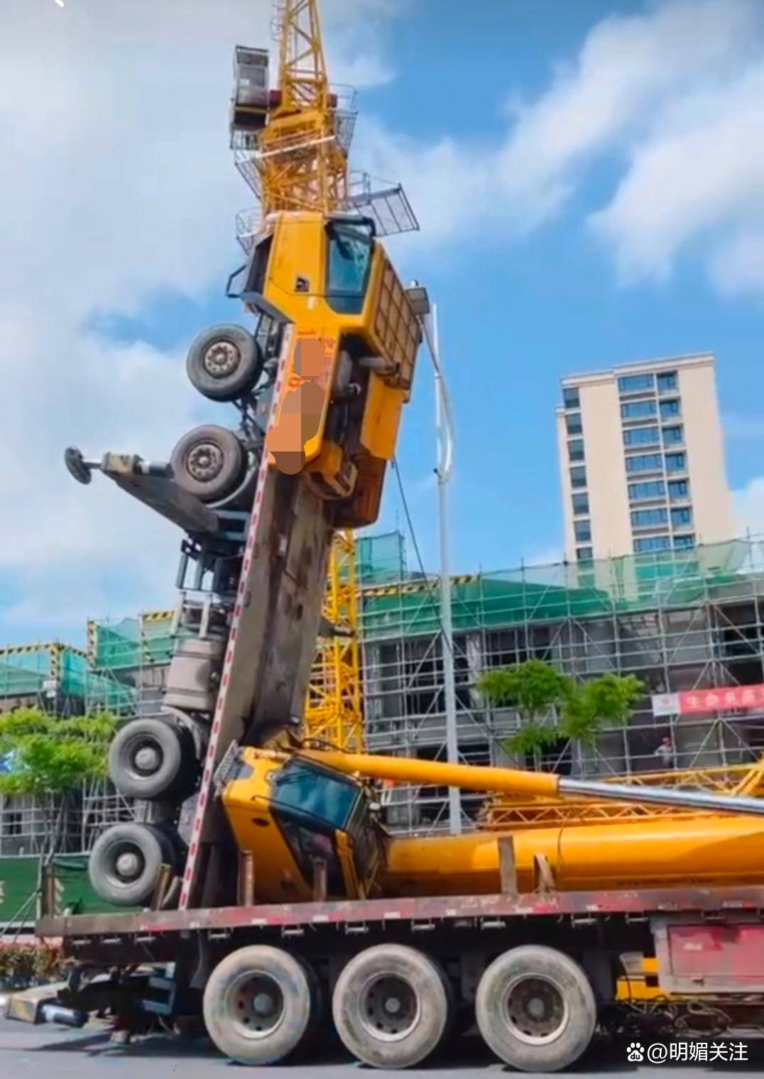 浙江嘉兴平湖市一新建项目工地,一座塔吊在拆卸过程中吊车发生倾倒