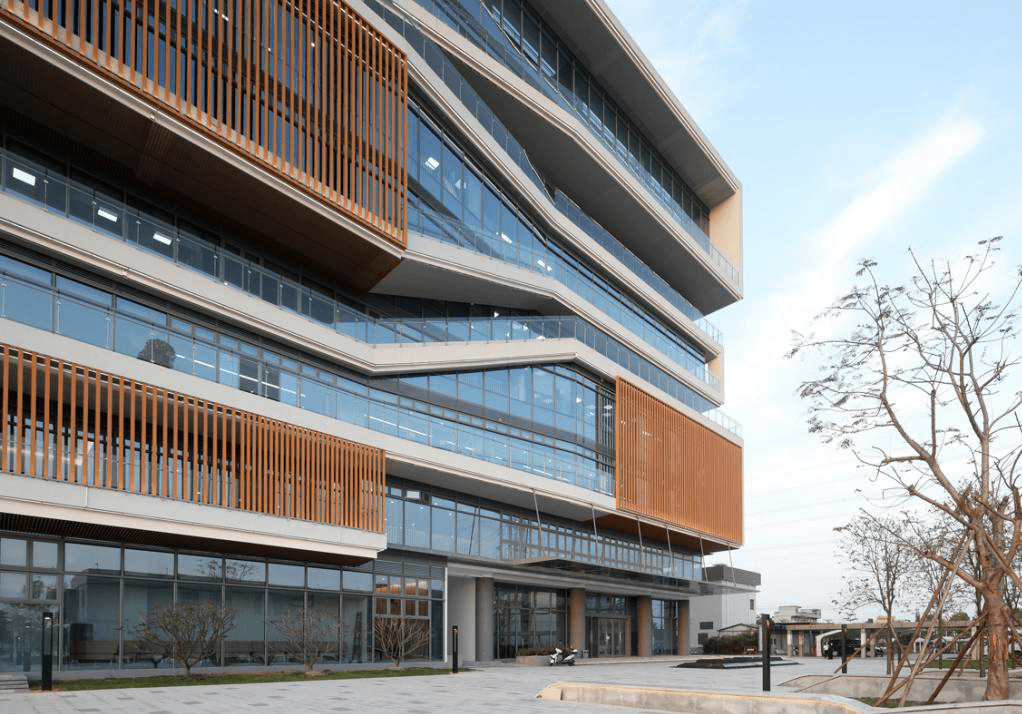 新作| 东莞水乡科创中心5号科研楼 / 森磊国际_项目_建筑_阳台