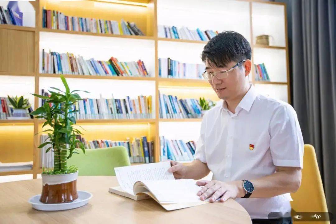 孙军波,浙江省温岭中学党委委员,教学副校长.