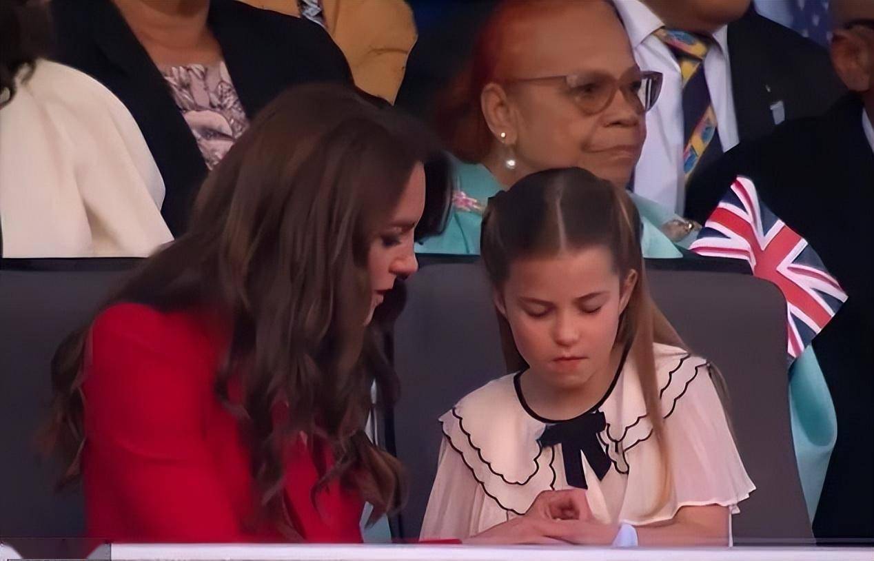 欢庆国王加冕音乐会:夏洛特公主鞠躬失误,卡米拉王后温柔安慰_查尔斯