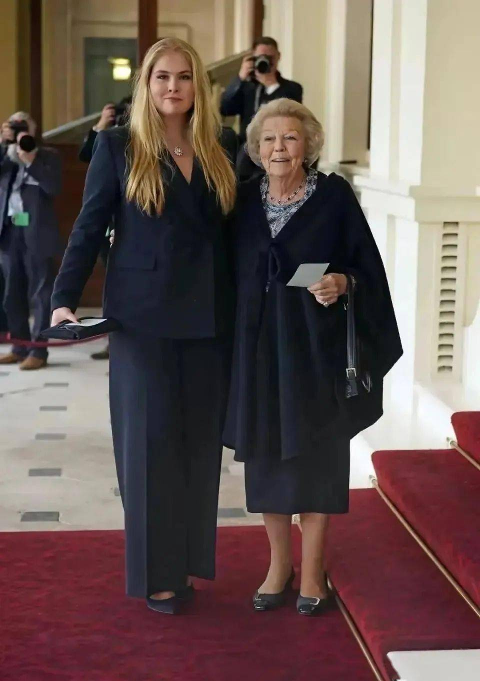 的加冕礼,却让东方美人出尽风头,果然还是传统美动人_国王_公主_夏琳