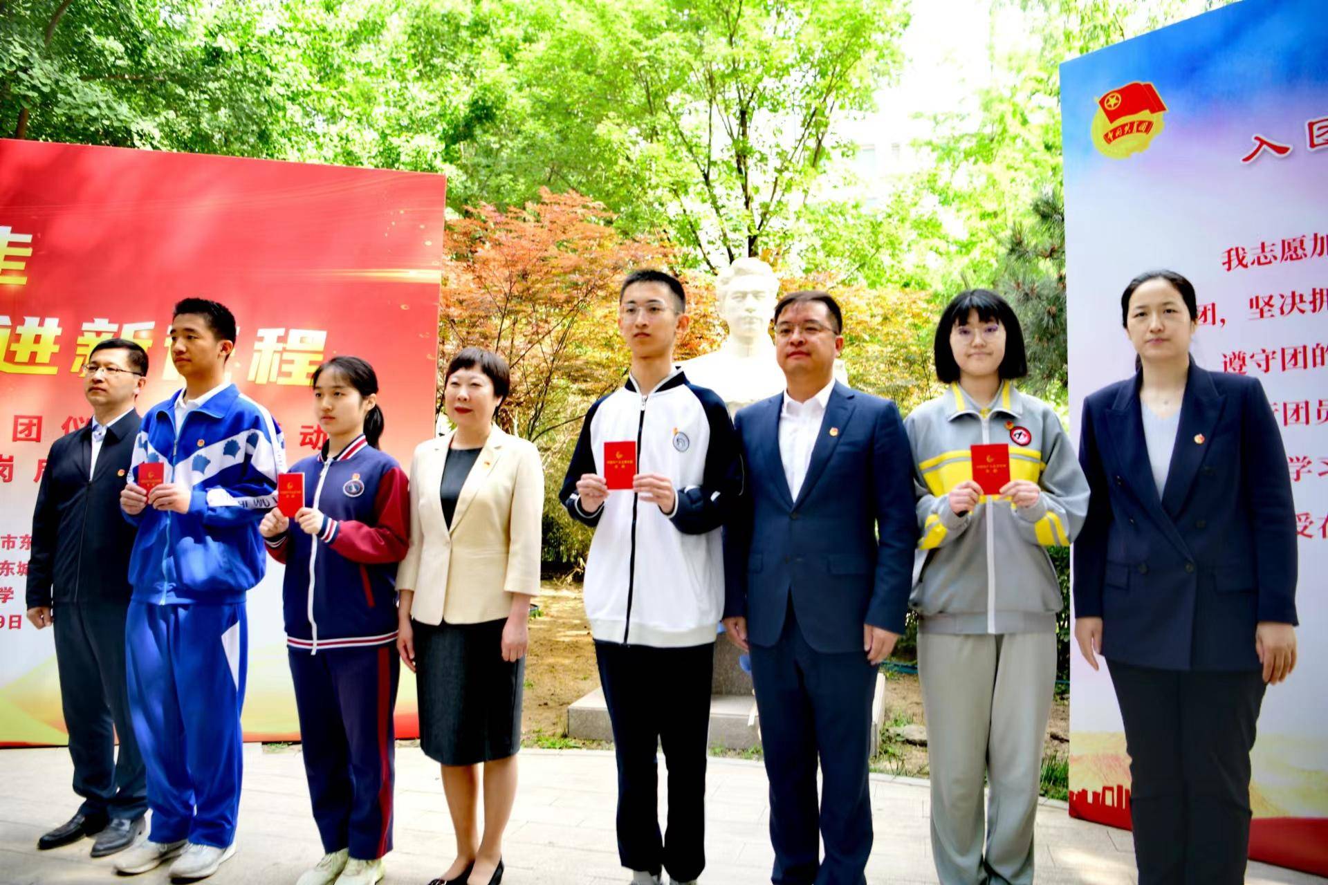 北京东城区中学生,在彭雪枫将军雕像前集中入团_活动_孩子_李昂