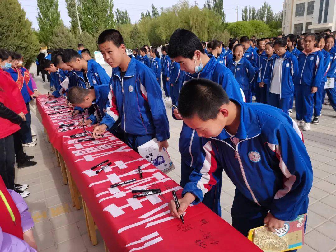 近日,瓜州县渊泉镇榆林社区联合县交警大队,第三中学,以交通安全教育