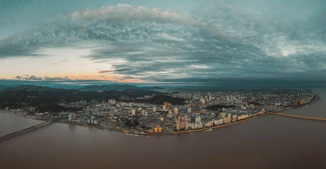 沿海甌江口北岸,依託樂成,虹橋,柳市三塊水網平原強化人口及要素集聚