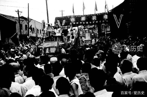 老照片：抗战胜利日欢庆的重庆百姓高呼“日本投降了，安逸！”_手机搜狐网