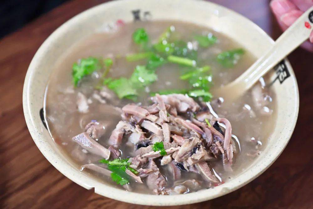 舌精品羊汤这也是平泉羊汤的一大特点就是没有羊心和羊肺满满都是羊头