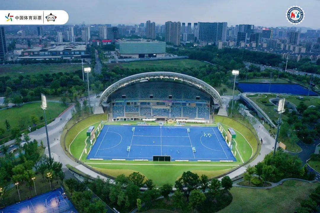 赛于以"杭州油纸伞"为造型的杭州市拱墅区运河体育公园曲棍球场开幕