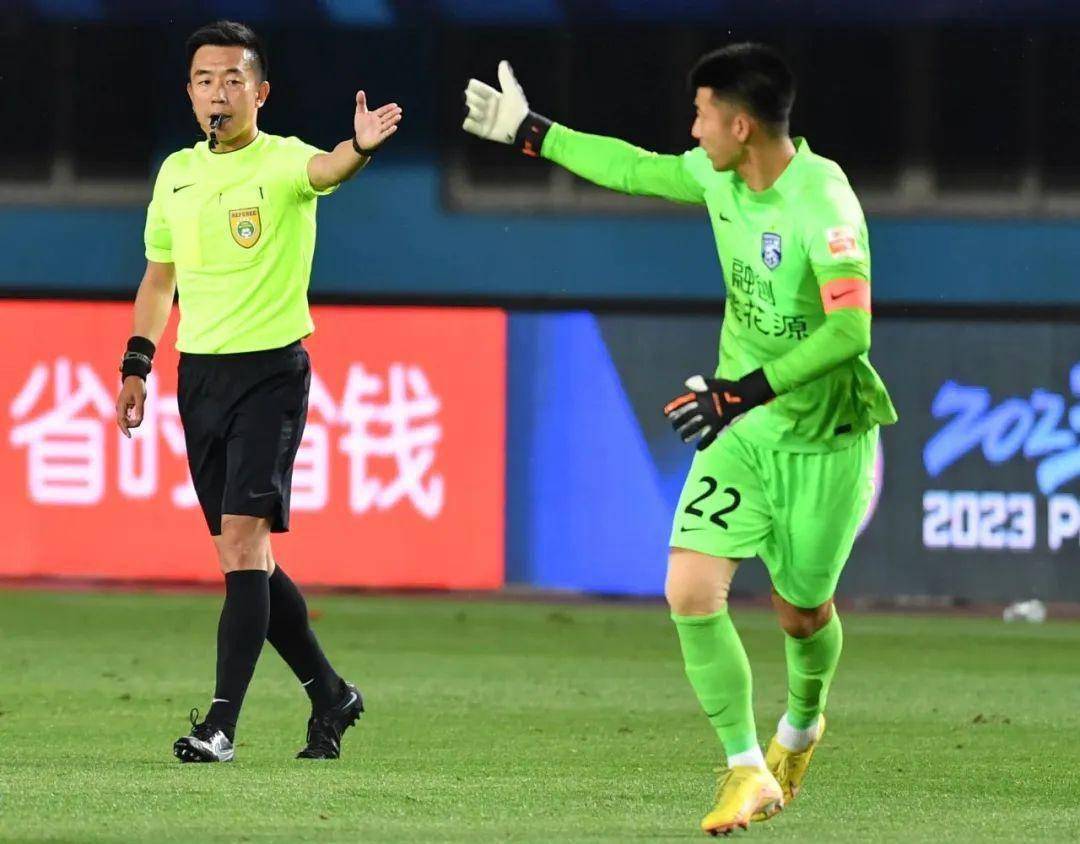 【侃球吧】糟糕的裁判见得多,今晚算开眼了!_戴弋戈_球员_比赛