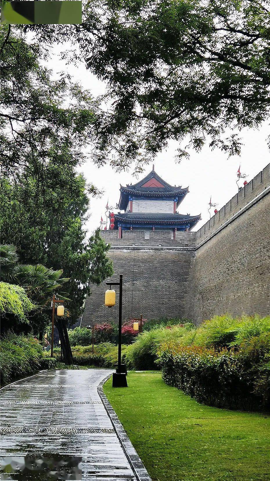 城墙的古风古韵烟雨长安中好好驻足欣赏今天就跟随李小白一起雨中的