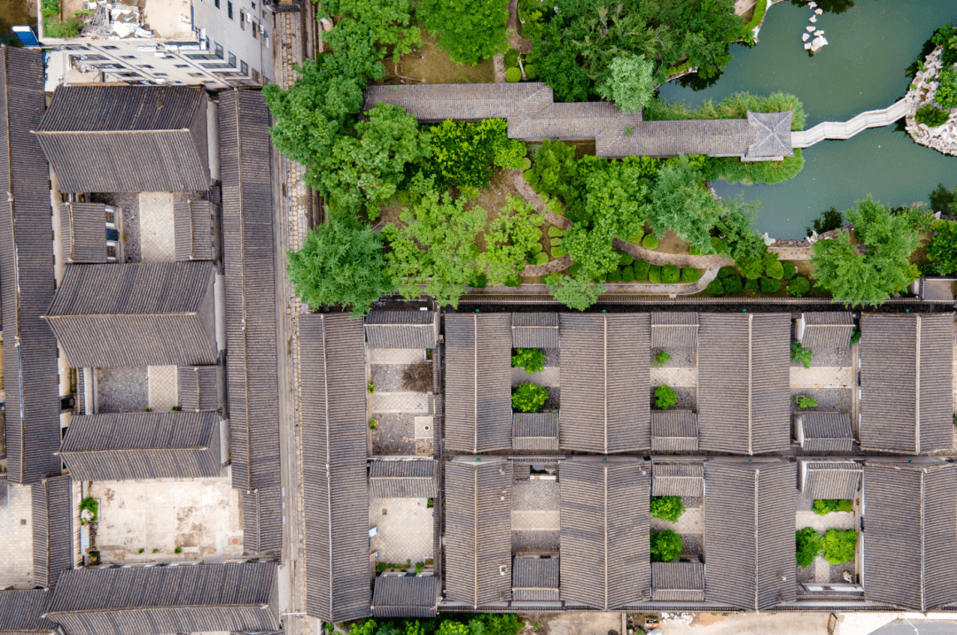 着探寻长生不老的传奇神话;明朝阁老范复粹隐居修行的卢山秀美旖旎,隐
