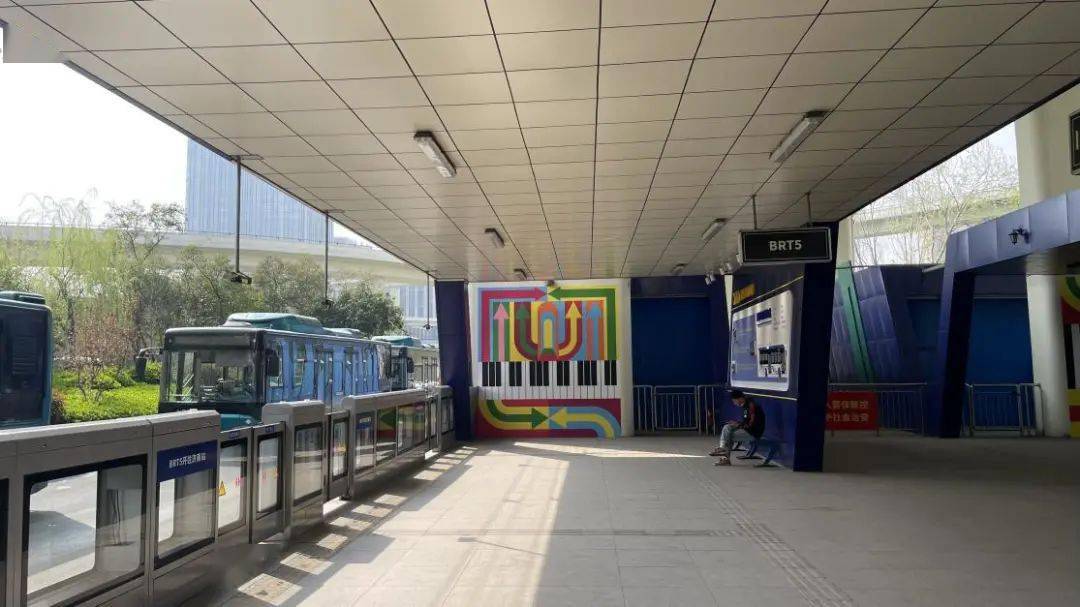 一样的brt站台,不一样的小美好!_济南市_进行_城市