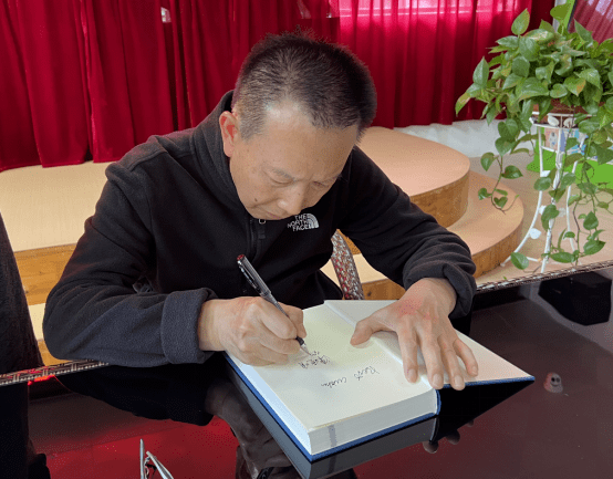 光泽籍学者为图书馆藏书签名_陈晓明_中国_评论