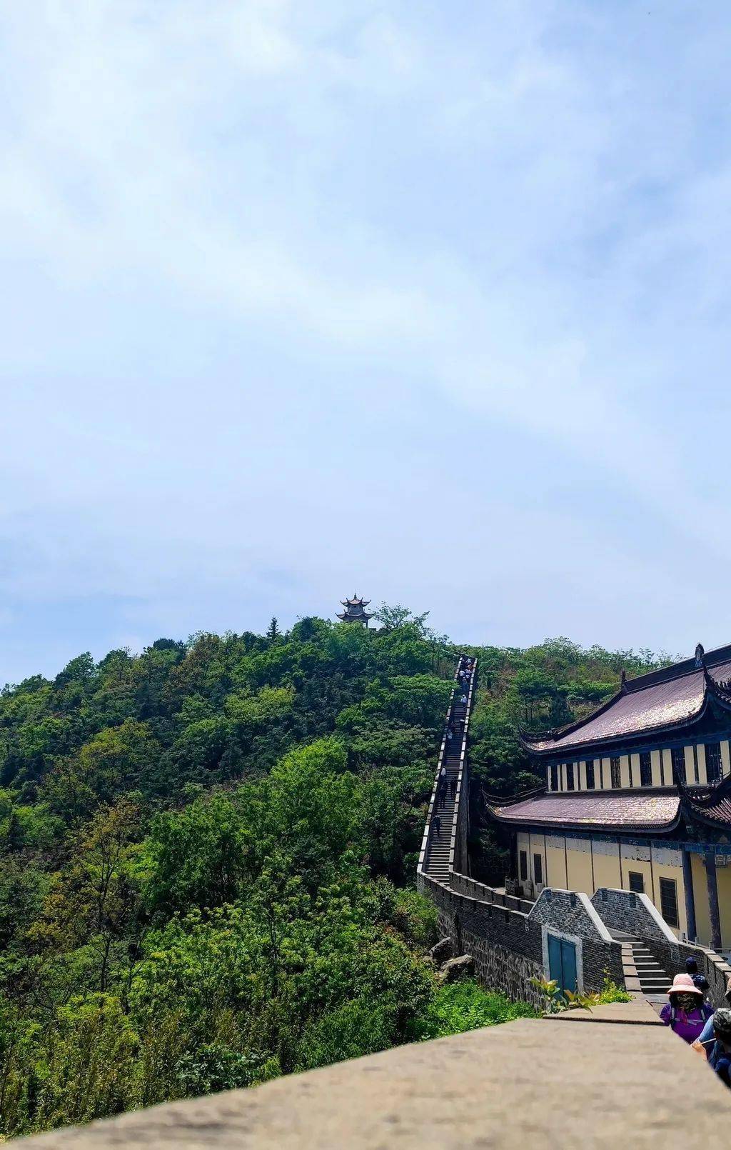 宜兴太湖西岸大潮山上有个"小长城",大潮山紧邻太湖,地处江苏宜兴与