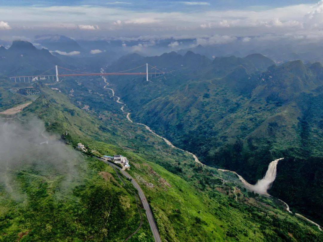 十里畫廊景區位於開陽縣禾豐鄉至南江鄉青龍河之間,沿岸分佈著多個