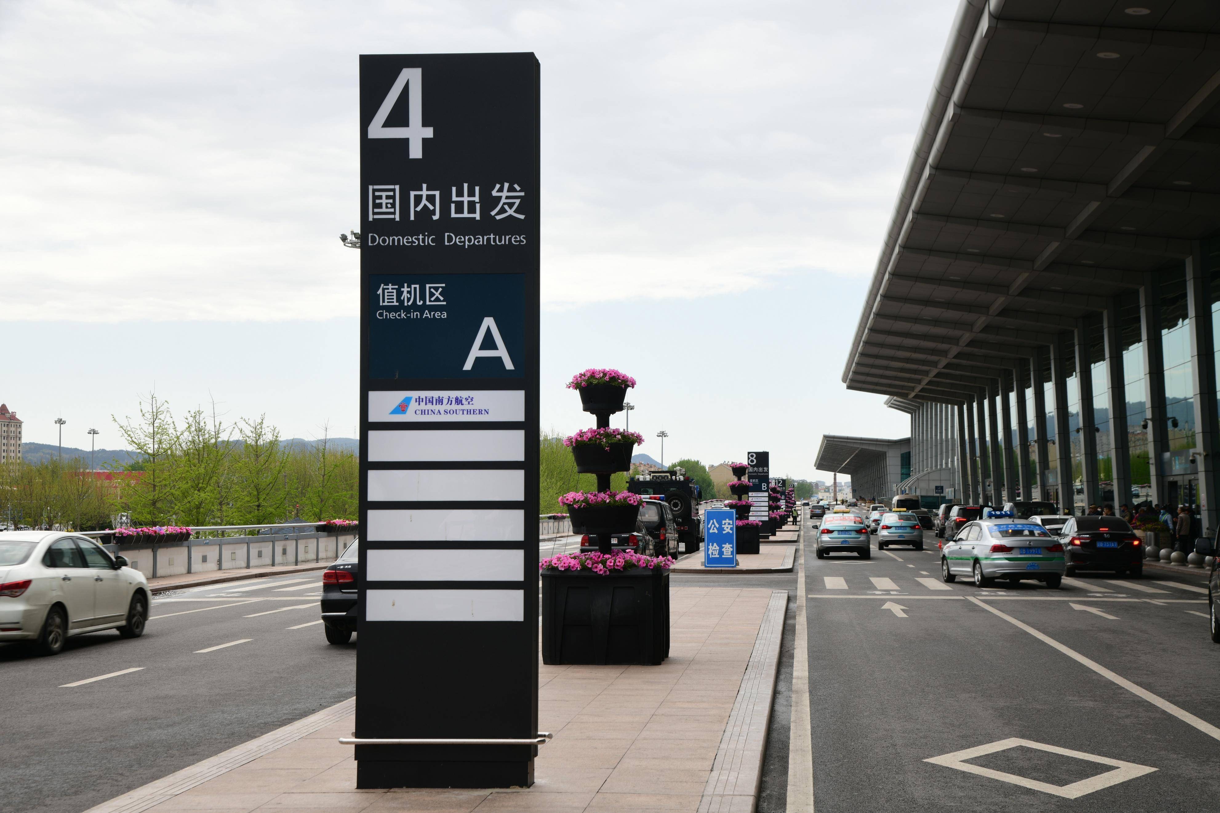 为更好服务广大新能源汽车车主,今年年初,大连机场航站楼停车场充电桩