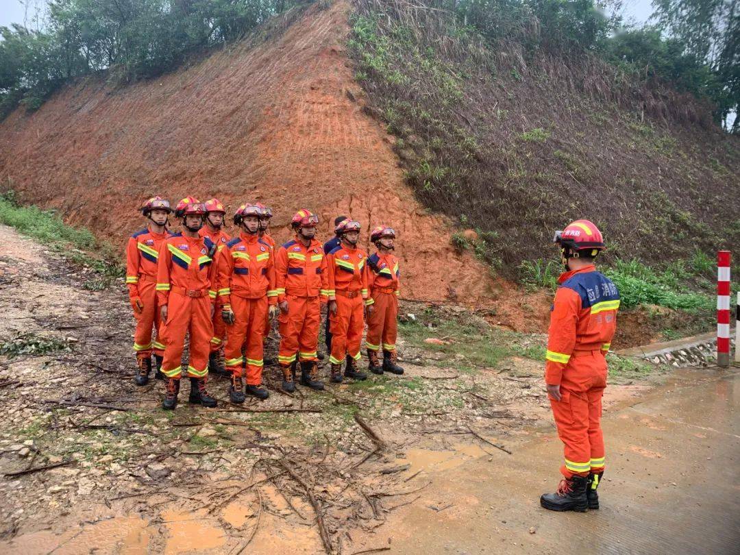 惊险!雨天路滑柳城县两车相撞,一人被困
