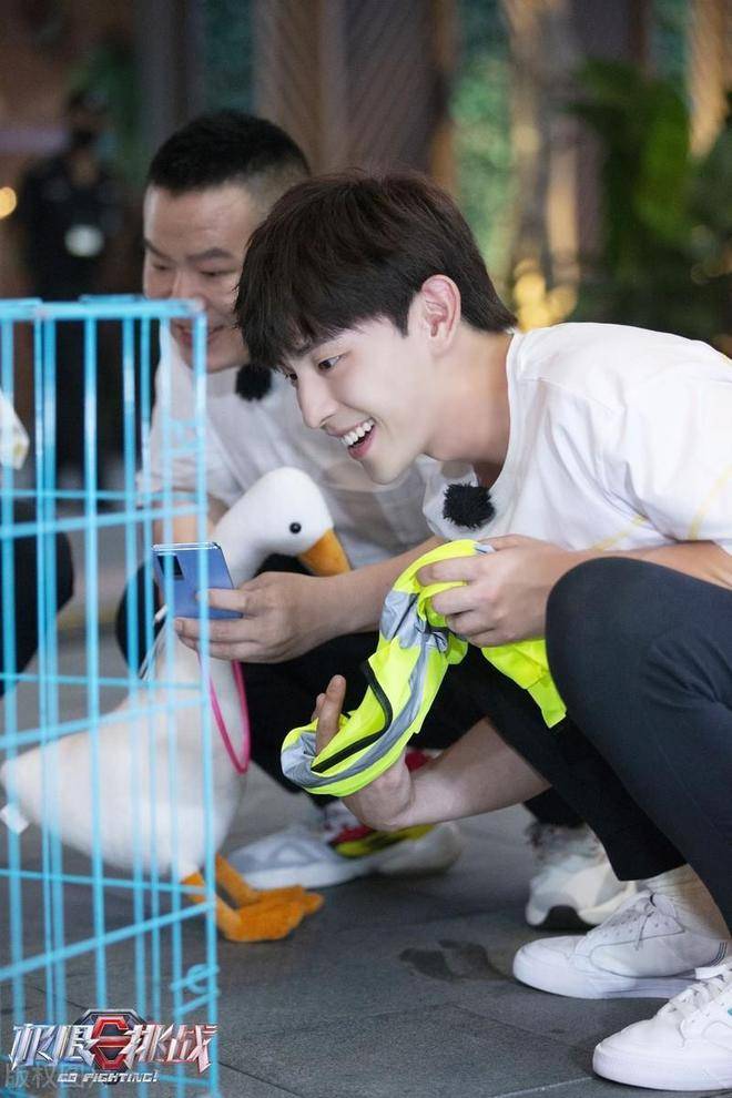 邓伦节目新造型,白t黑裤 小白鞋显阳光活力_黑色_极限挑战_运动裤