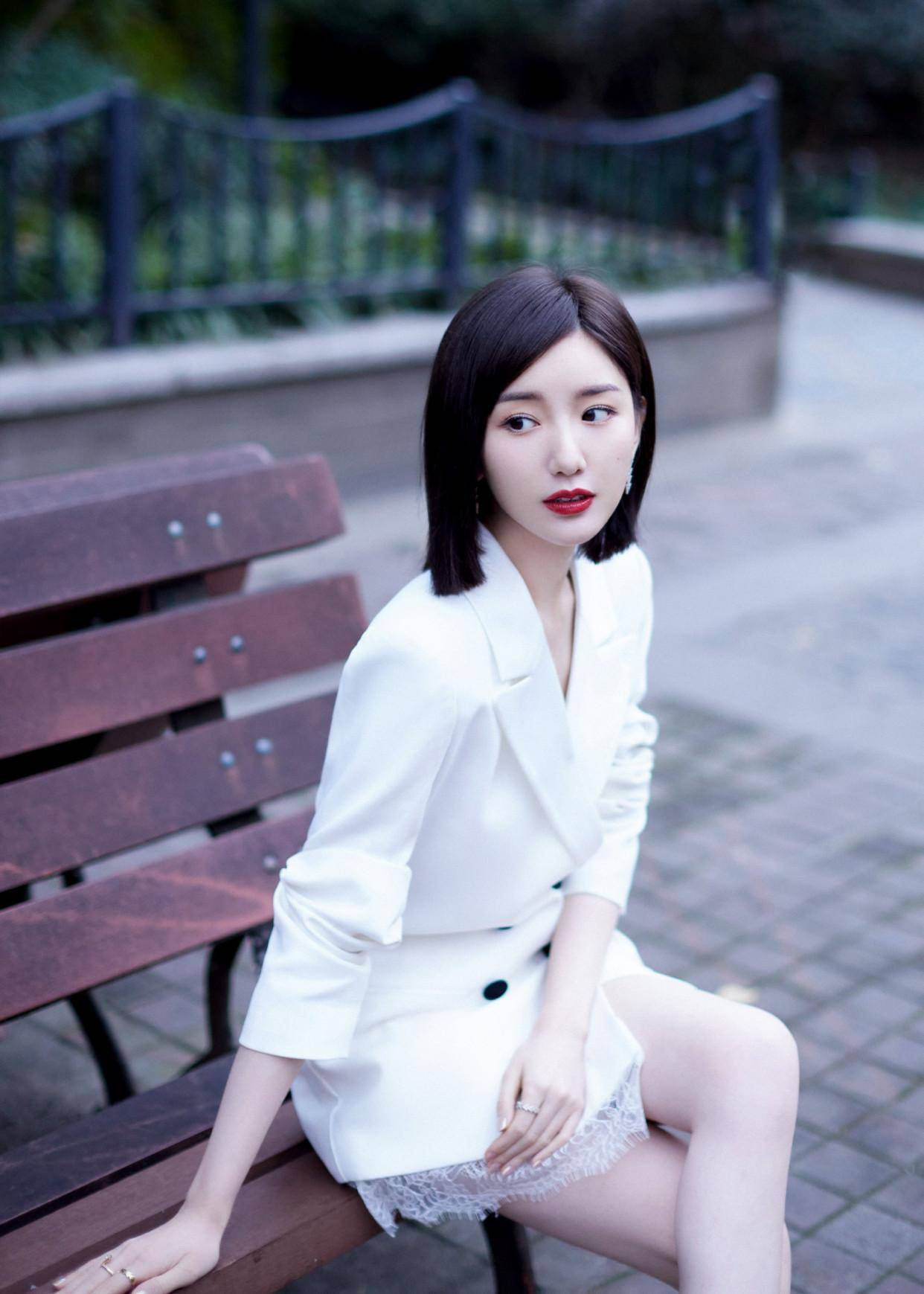 毛晓彤真会玩,纯白色西装配短发干练利落,打造精致优雅的女神范