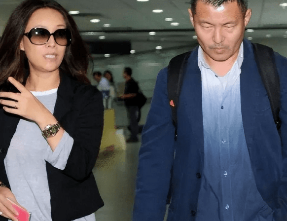 那英的丈夫时刻守护着她,保护着她的安全.