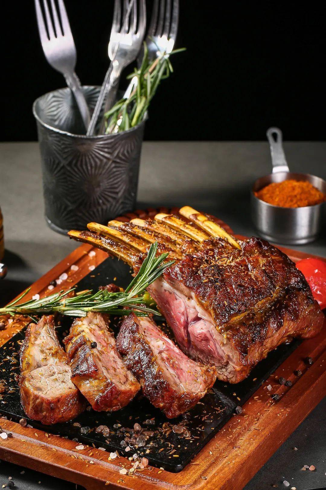 4藤椒麻辣火焰牛排选用牛肩胛部分,经过高温炭烧,上桌后淋上朗姆酒炙