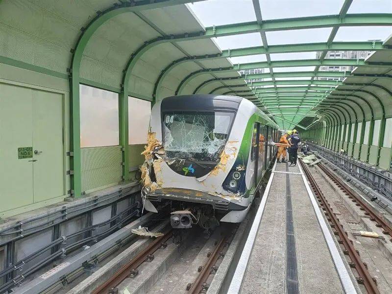 台湾台中捷运发生重大事故 工程吊臂坠落插入车厢_列车_轨道_玻璃