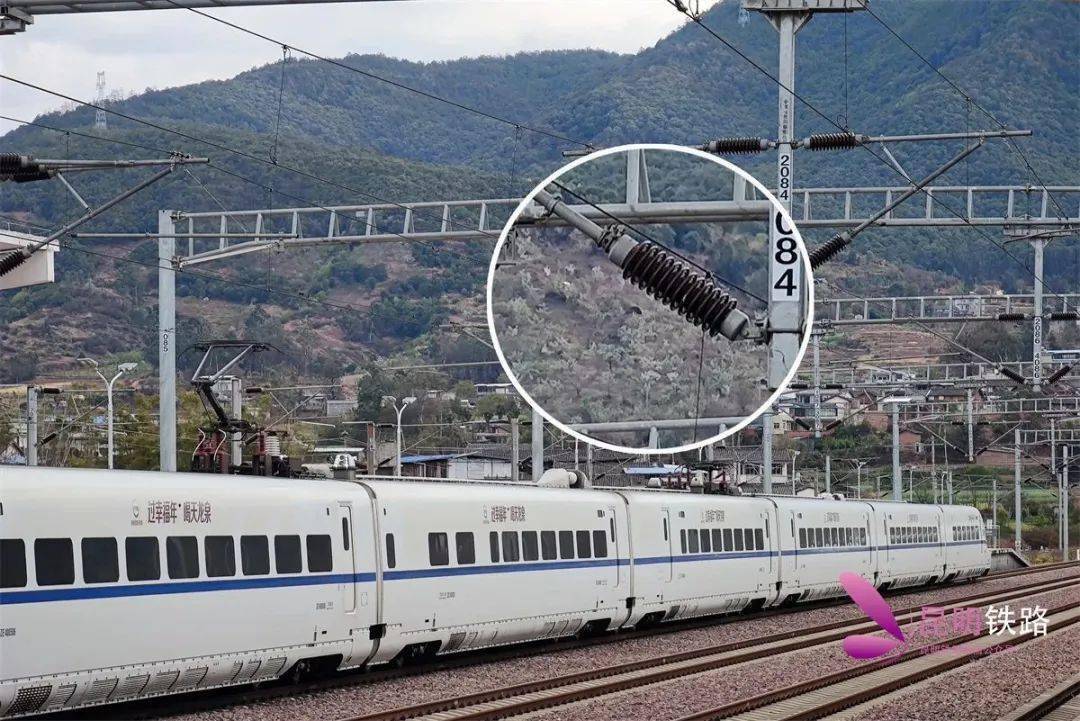 洗刷刷,洗刷刷!接触网绝缘子"洗澡"不一般