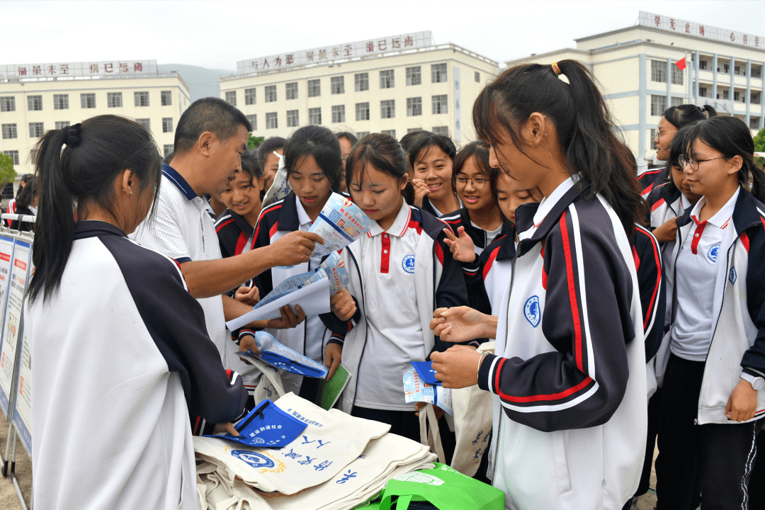 石屏县开展教体系统2023年全国防灾减灾日集中宣传教育及应急避险演练