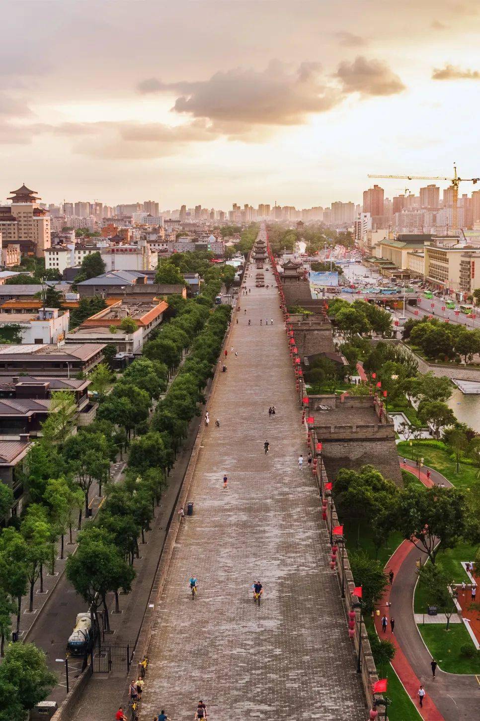 规模最宏大虽历经风雨,仍坚固如初犹如加盖在巍巍中华大地的印章从