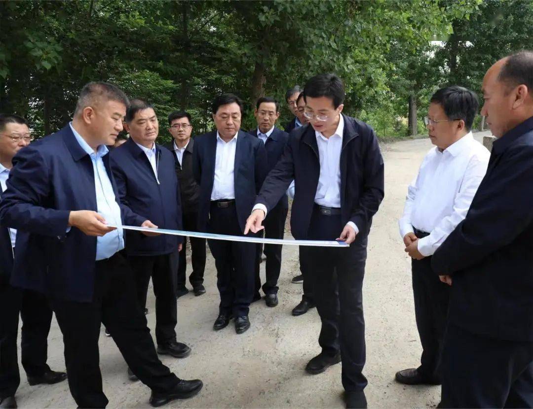 陈士贤一行先后来到跋山东干渠与双龙河段,双龙河文诚市场段,沙岭子河