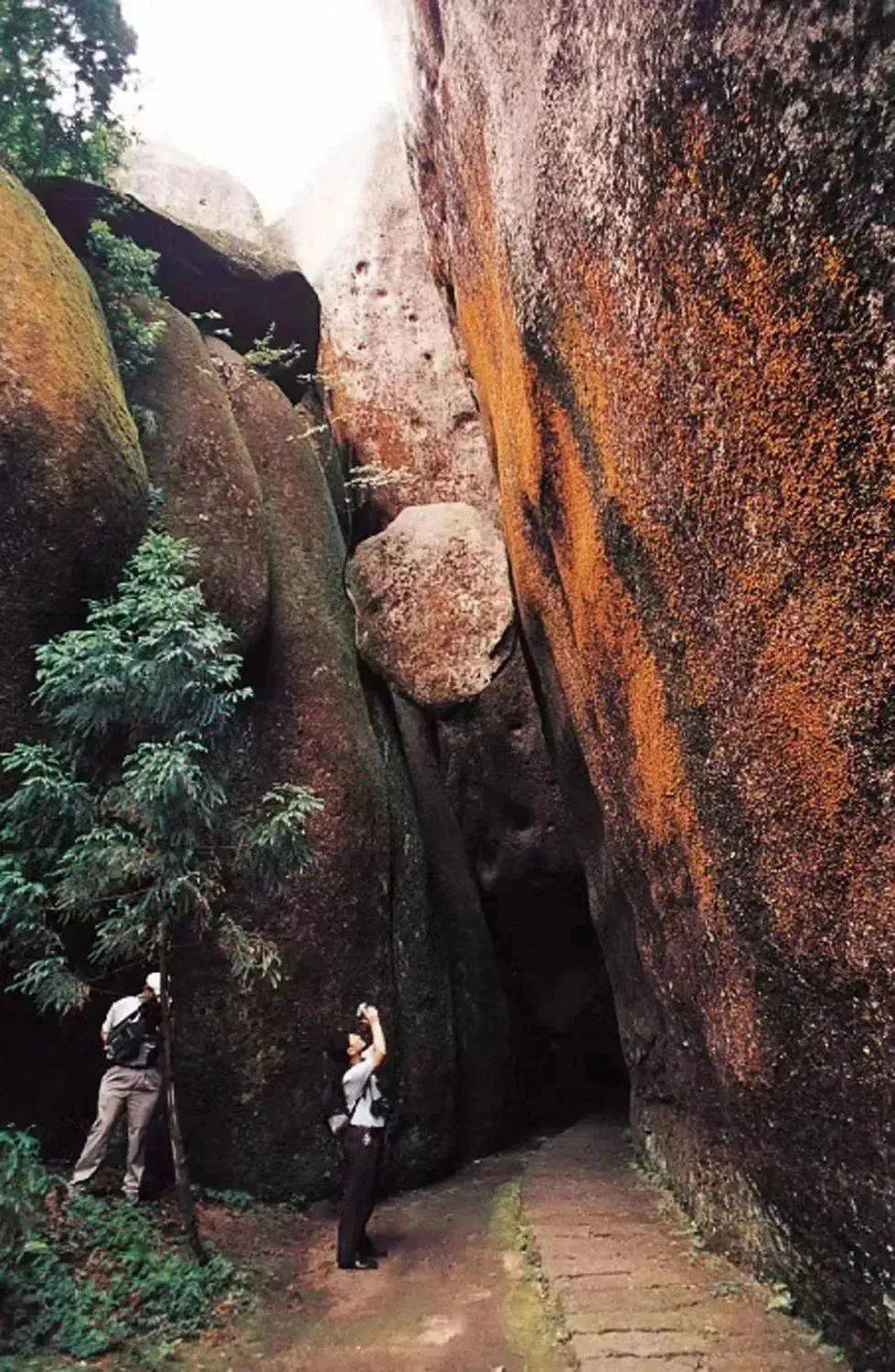 溪水因此变蓝相传太姥娘娘在此种"蓝"(蓝草,用以染布帛)《太姥山志》